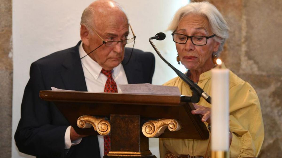 Enrique Barreiro y Alicia Blanco leen la ofrenda. |   // G.S. 