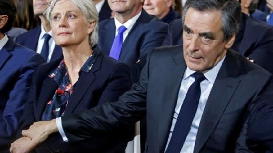 François Fillon mostra un gest de complicitat amb la seva dona en un acte.