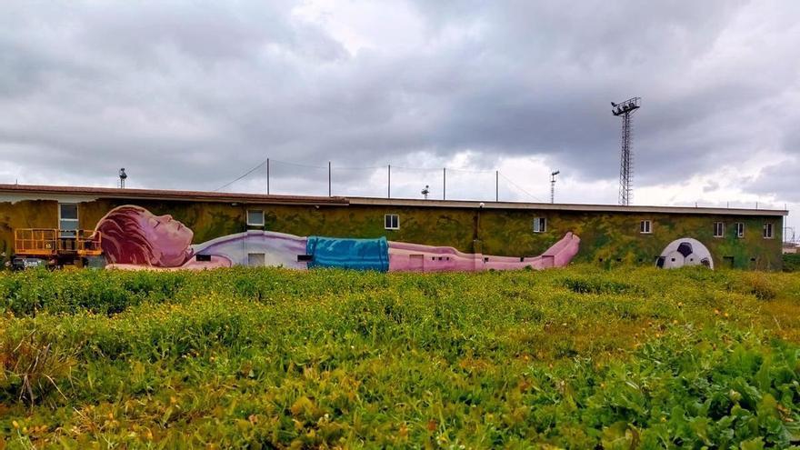 Arte urbano en Mallorca: Este es  el nuevo mural de Joan Aguiló en el campo de fútbol de Marratxí