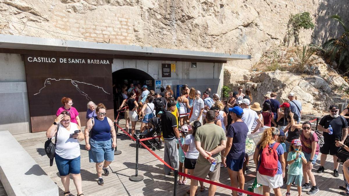 Colas de turistas al sol para coger el ascensor del castillo de Santa Bárbara de Alicante