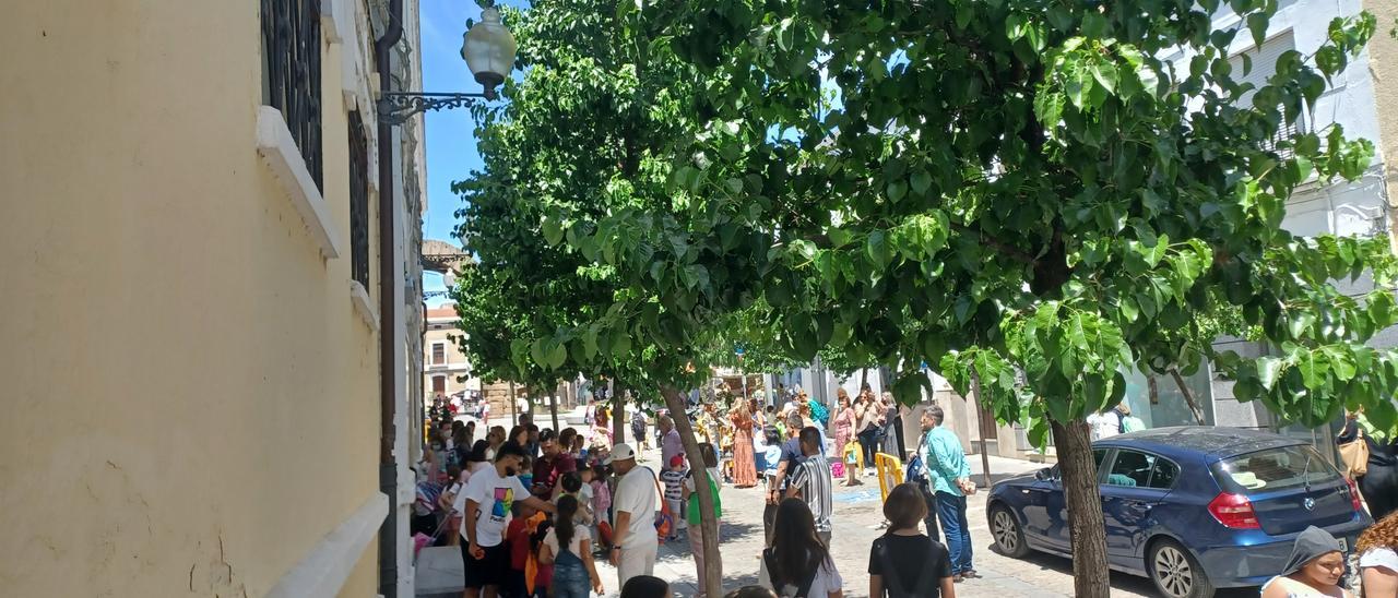 Alumnos del Colegio Trajano de Mérida a la salida del centro educativo.