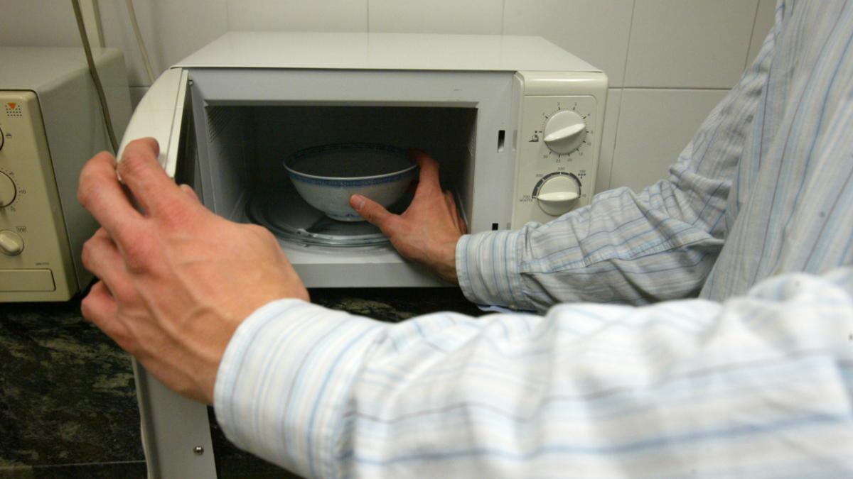 Alimentos que no debes calentar nunca en el microondas