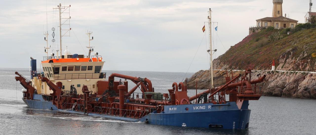 La draga «Viking R», en la bocana de la ría de Avilés. | Ricardo Solís