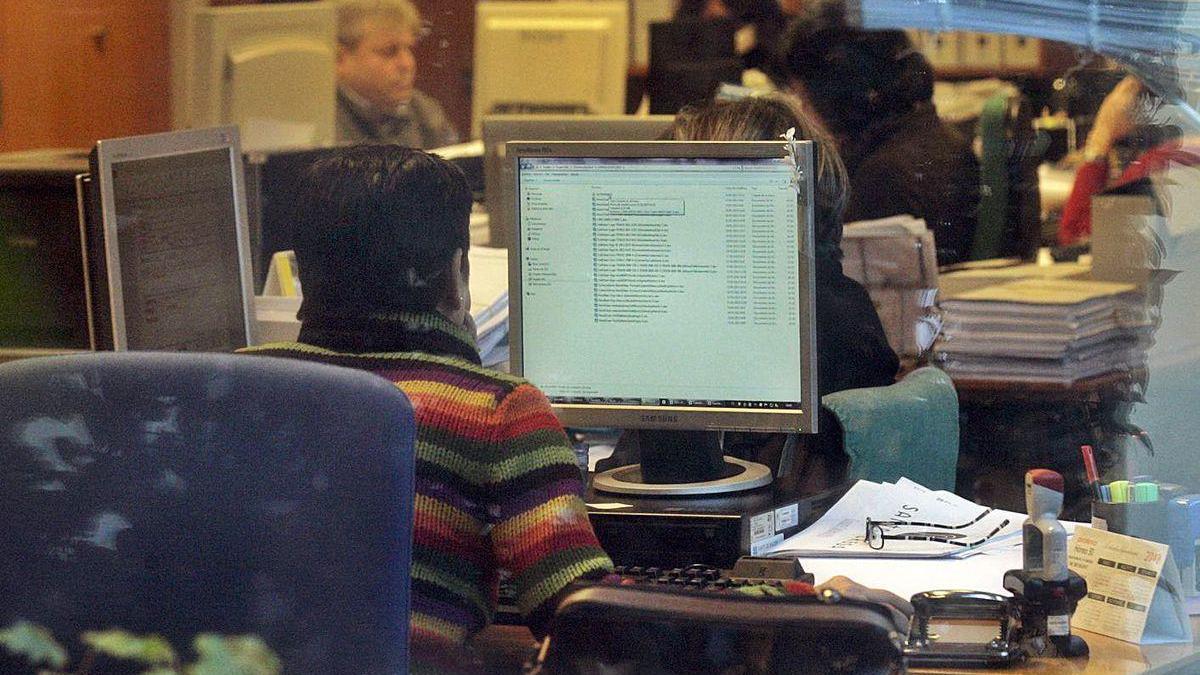 Empleados públicos en las oficinas de San Caetano.