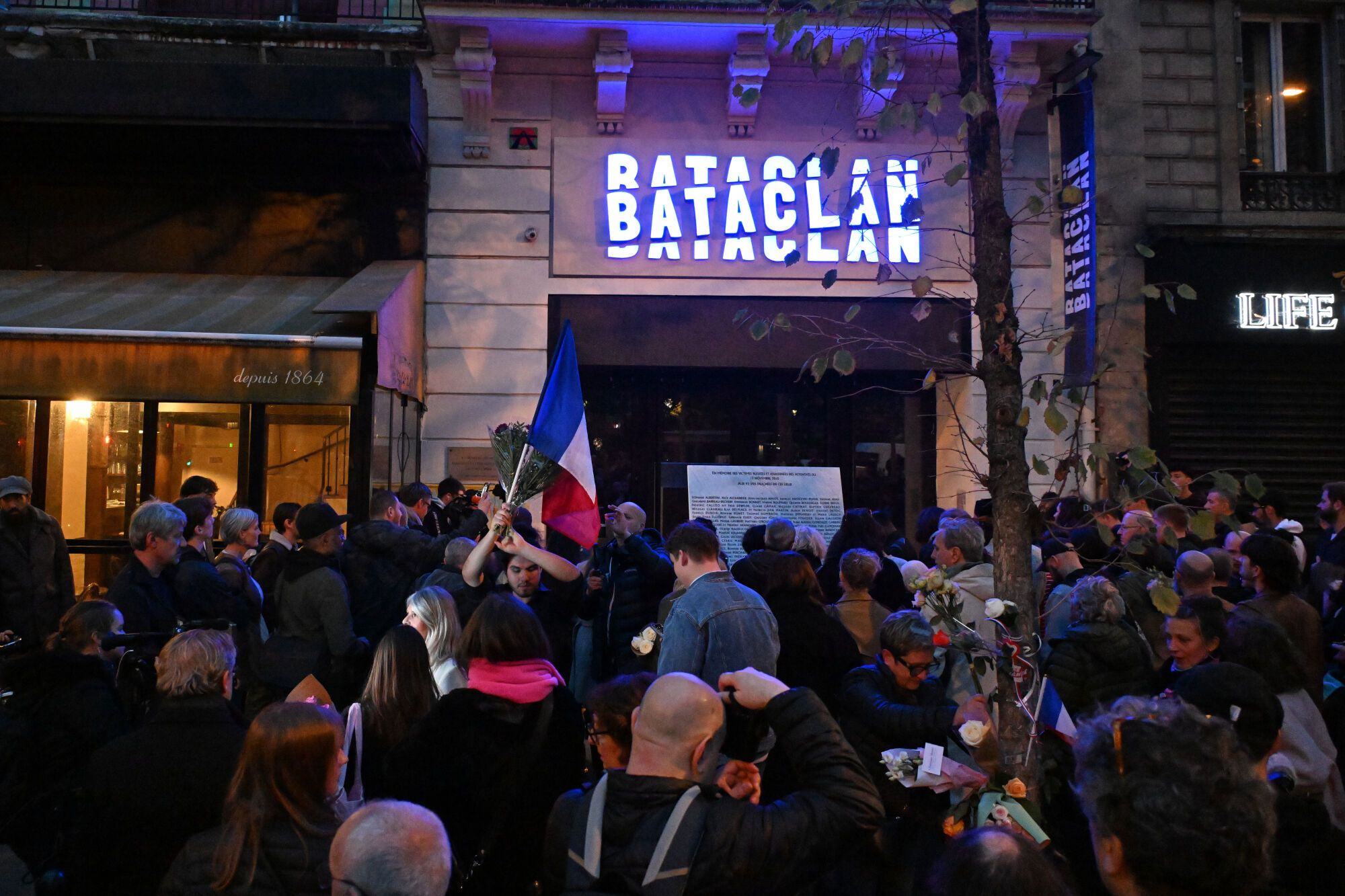 Homenaje a las víctimas de los atentados de Bataclan.