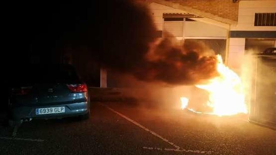 Contenedor ardiendo en la calle Ángel Embil de Pola de Siero.