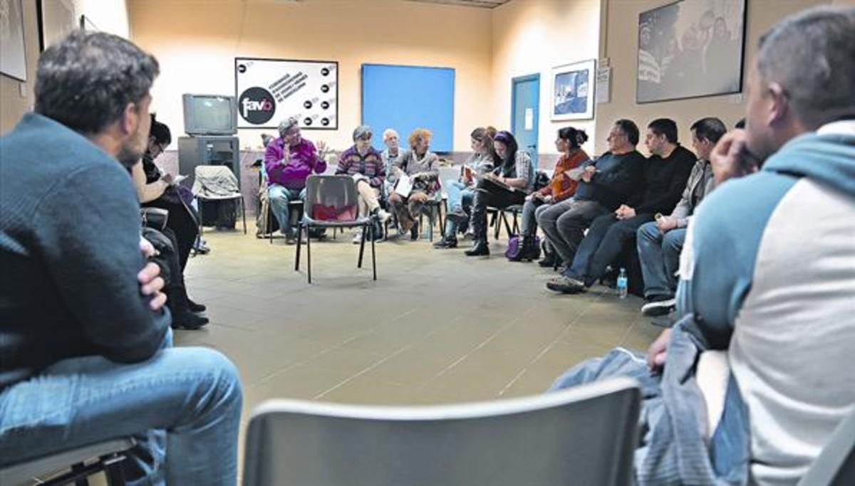 Les assemblees quinzenals organitzades per l’APE reuneixen una trentena de persones a la seu de la FAVB.