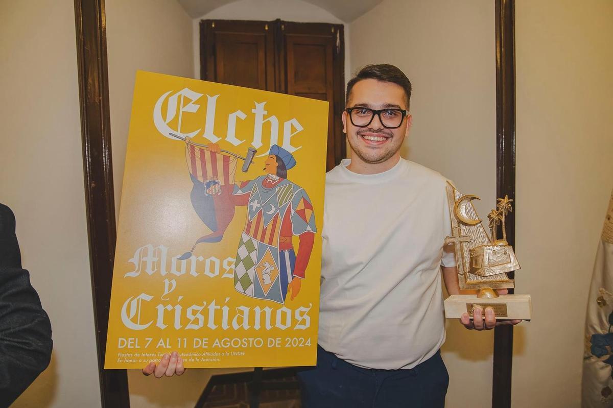 El autor, Cristian Canals, con el cartel anunciador