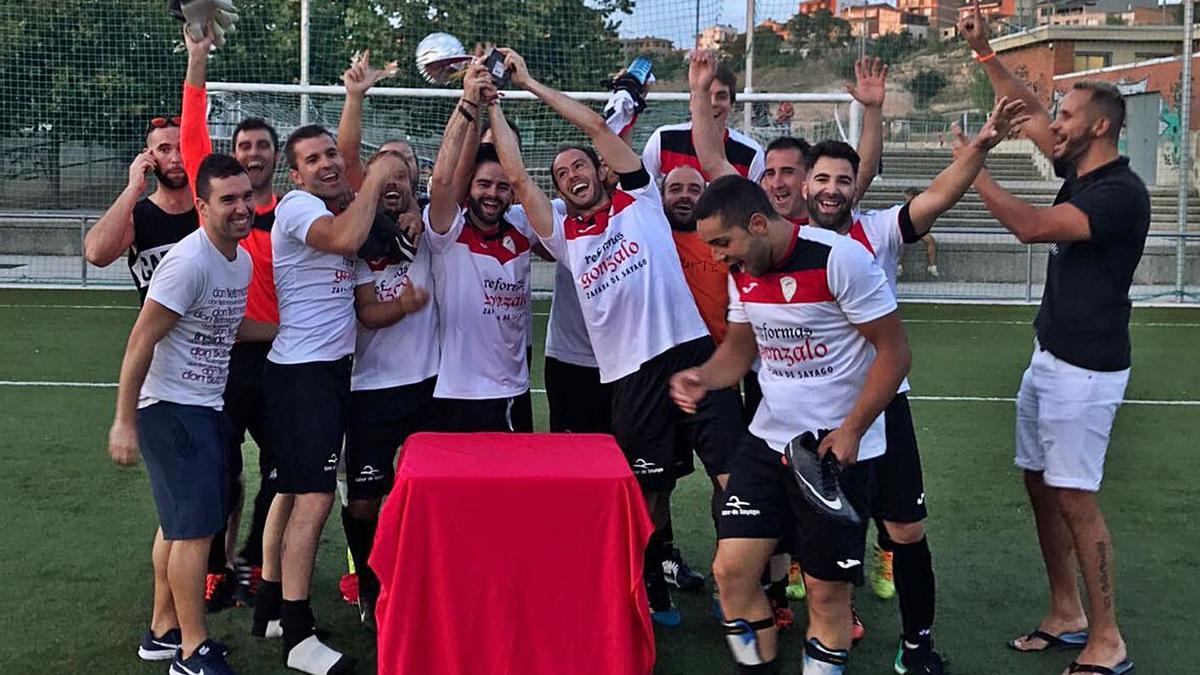 Los jugadores del CD Sayagués reciben el trofeo y celebran su victoria en la última edición. / LOZ