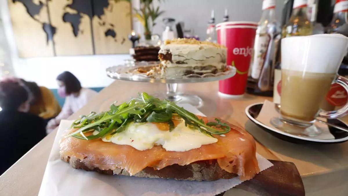 Nati Natillas es muy conocido por su gastronomía innovadora, especialmente sus postres y brunch.