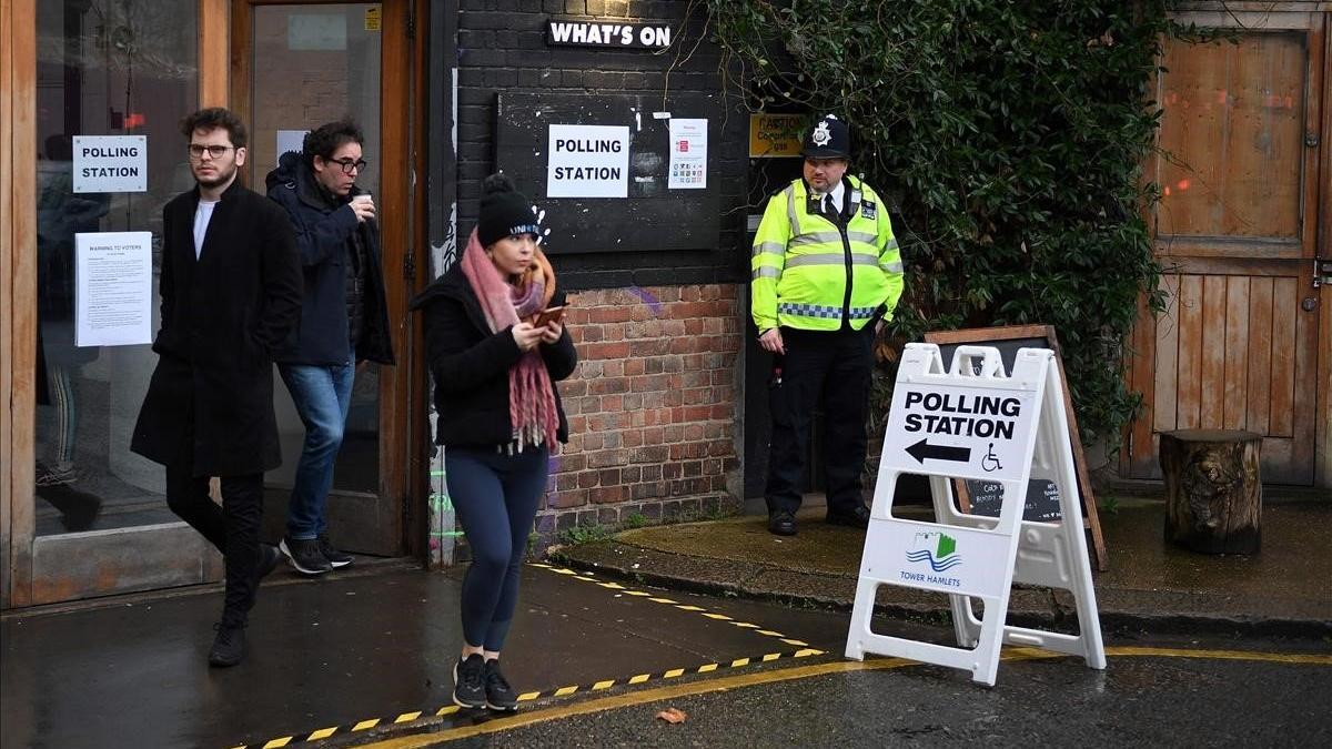 Acceso a un colegio electoral en Londres.