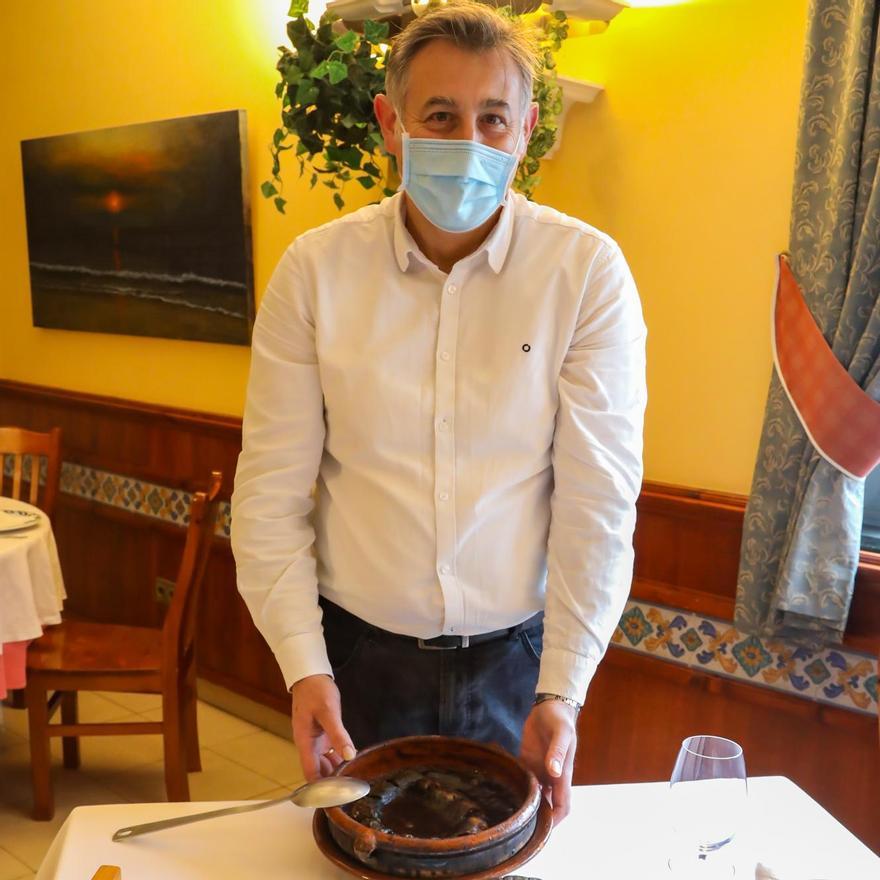 José Luis Pereira, dueño del restaurante Os Pirús, con un plato de lamprea. // Anxo Gutiérrez