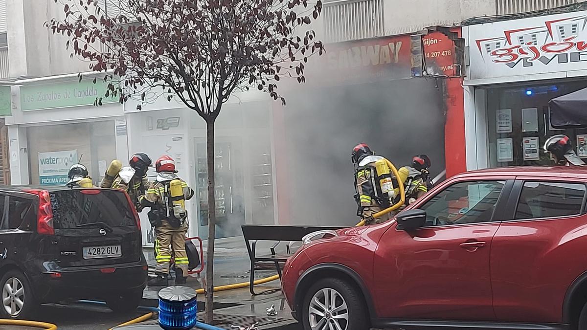 Alerta en Gijón por un pavoroso incendio en un comercio: “Sentimos una explosión”