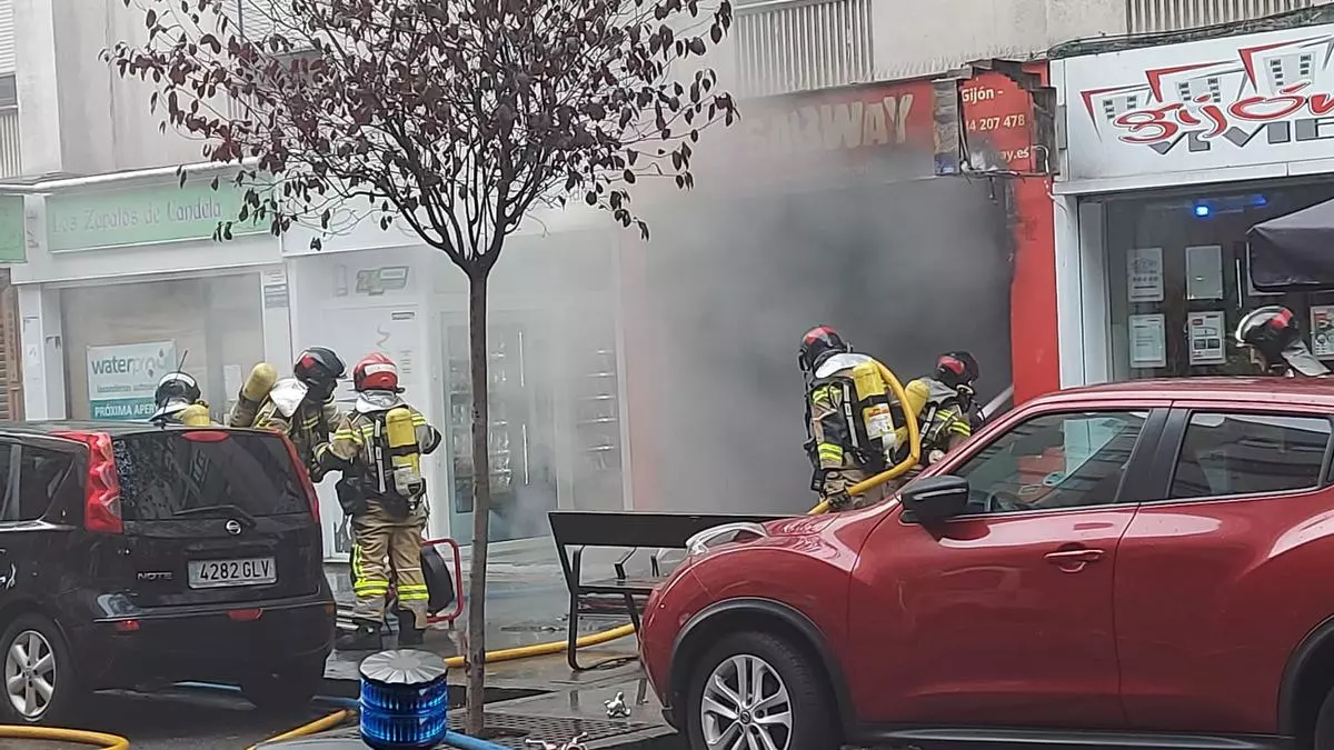 Alerta en Gijón por un pavoroso incendio en una tienda de patinetes eléctricos: “Sentimos una explosión”