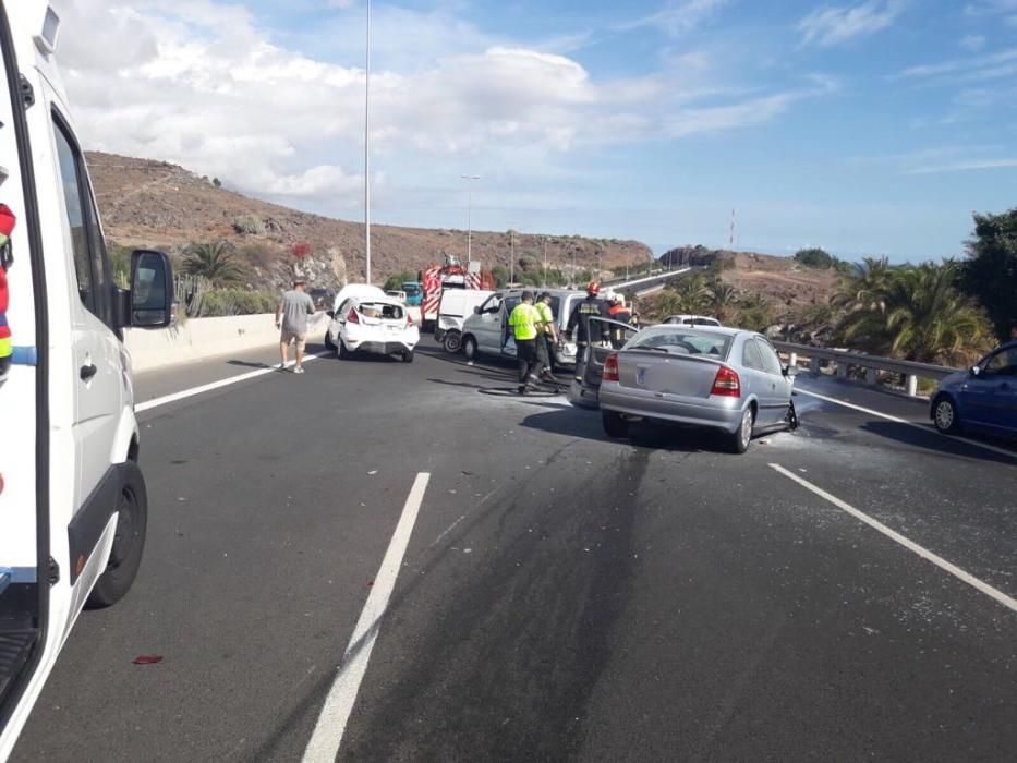 Un accidente múltiple en San Agustín bloquea la autopista del Sur