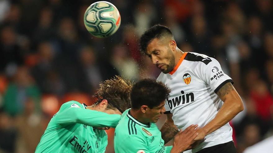 Jugada en la que Ezequiel Garay anota un gol del Valencia
