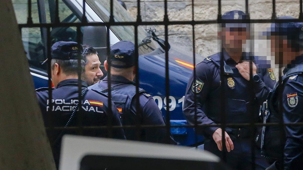Rafael Amargo, a su llegada con la Policía a los Juzgados de Alicante.