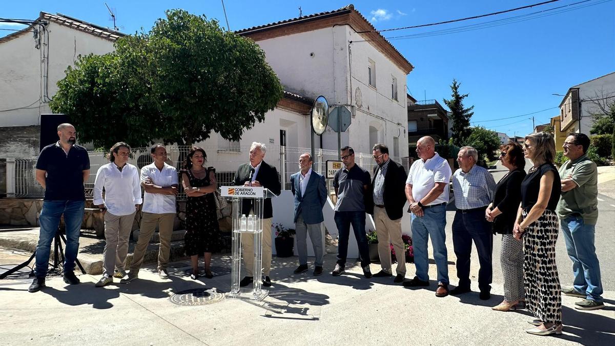 El consejero de Vivienda, Octavio López, presentó en Langa del Castillo la segunda convocatoria de ayudas, dotada con 10 millones de euros, para los pueblos más pequeños de Aragón.
