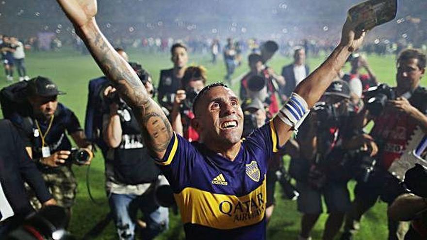 Tévez celebra el título en La Bombonera tras marcar el gol de la victoria frente a Gimnasia.