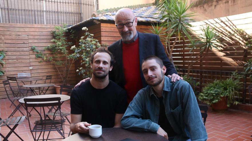 El director de Temporada Alta, Salvador Sunyer, acompañado por Oriol Pla y Pau Matas, responsables de la producción 'Gola'