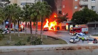 Espectacular accidente con el incendio de varios vehículos en la Virreina