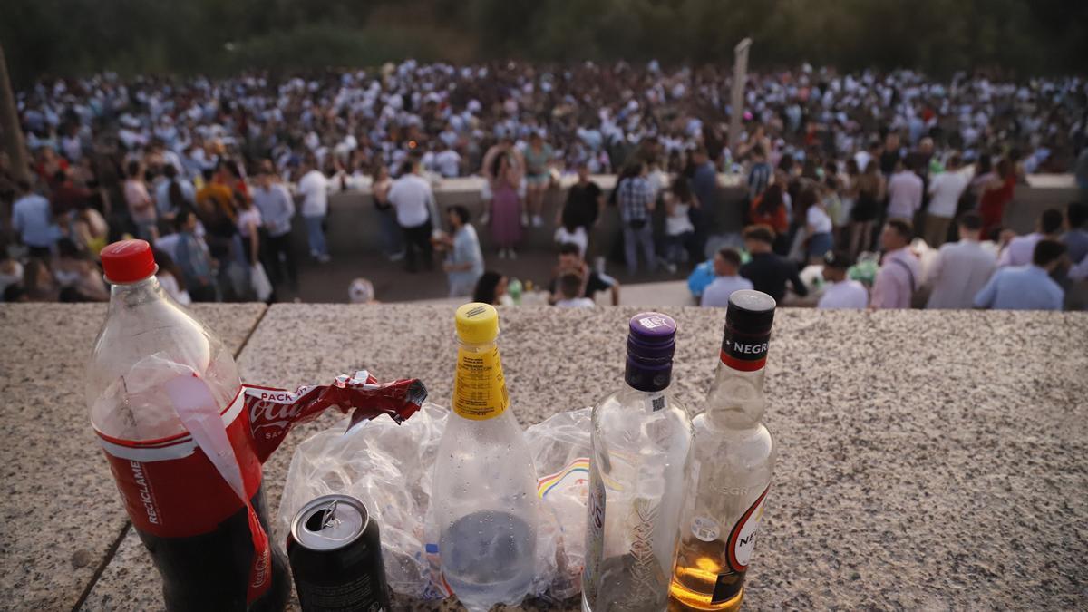 Una fiesta cuando los músicos están tocando la última canción y nada más quedan en las bandejas botellas vacías y vasos derribados.