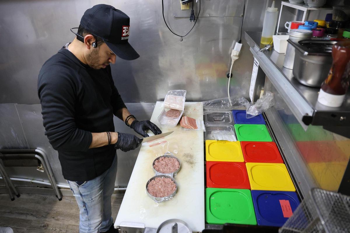 Albert López Proceso cocinando una hamburguesa vegana en Veggie Burger