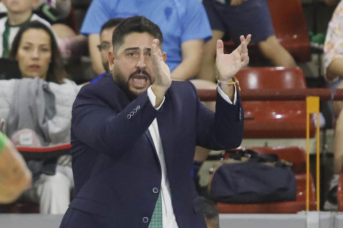 Josan, en Vista Alegre, en el banquillo del Córdoba Futsal.