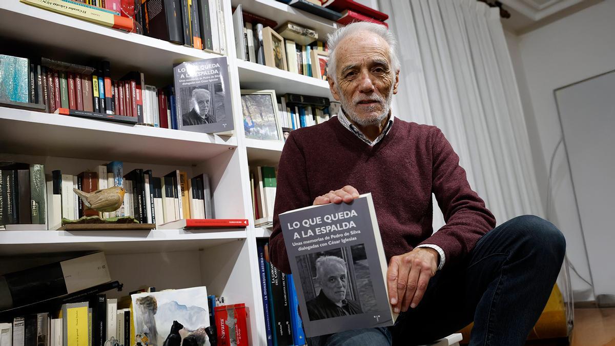 Pedro de Silva, ayer, en su domicilio de Gijón, con un volumen de sus memorias.