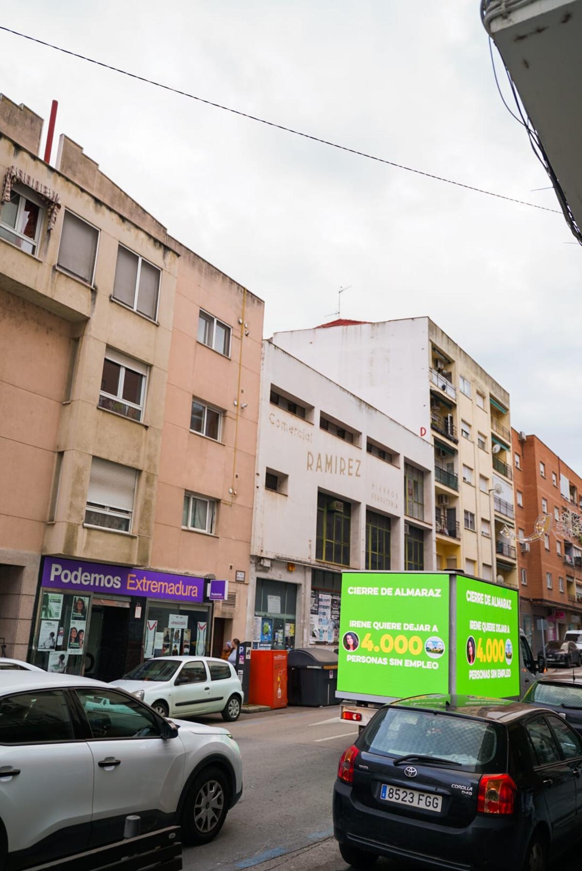 Acción reivindicativa en defensa de la Central de Almaraz realizada hoy frente a la sede de Podemos en Mérida.