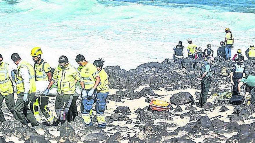 Rescate de uno de los cadáveres hallados ayer en Costa de la Laja, entre Soo y Caleta de Famara, en la isla de Lanzarote.
