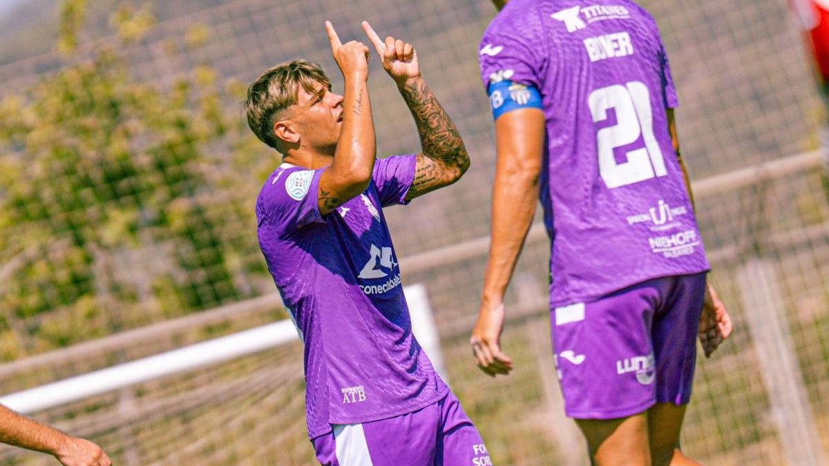 Axel Bejaron celebra su gol frente al Mallorca B, en Son Bibiloni.