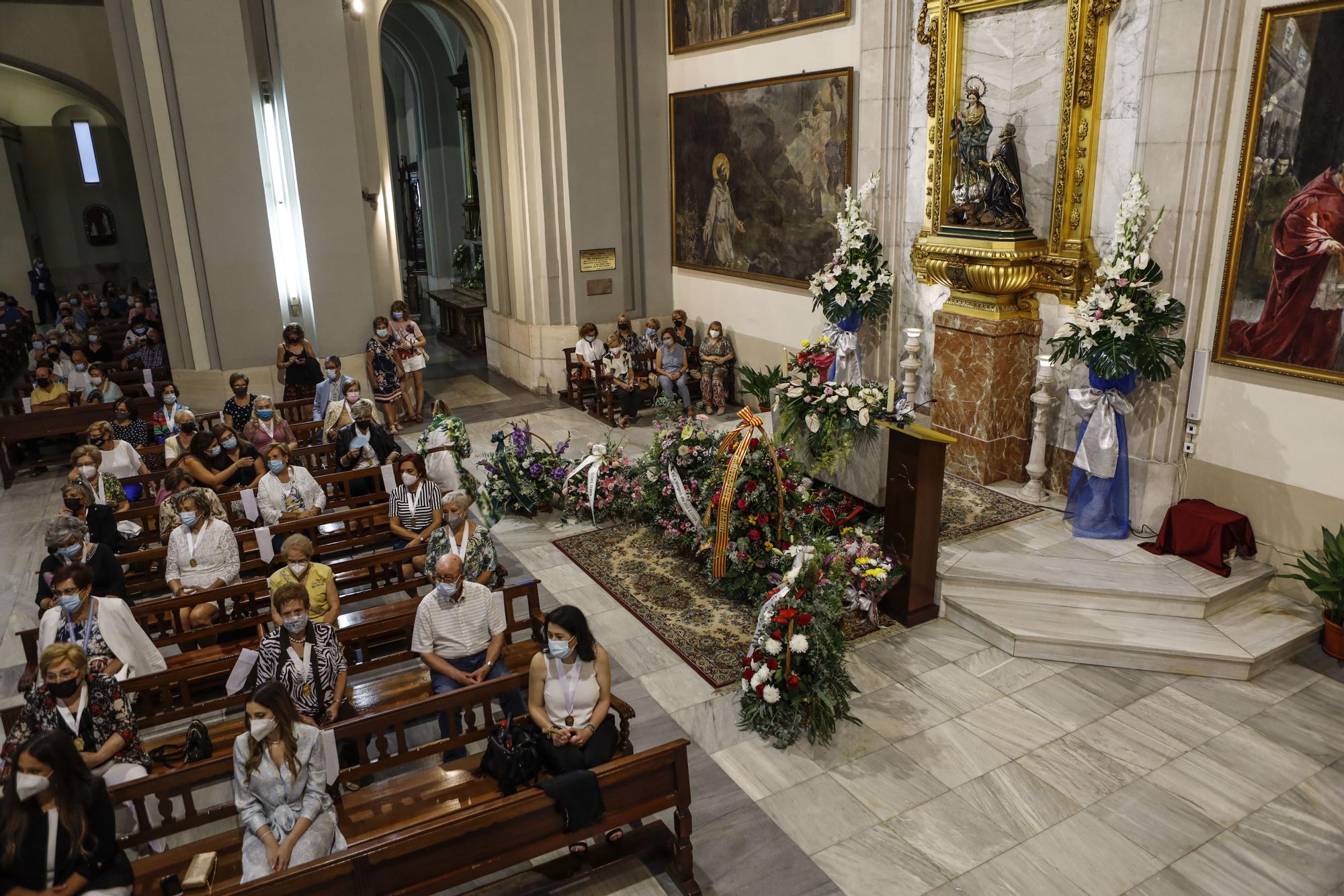 Alcoy homenajea a su patrona con flores