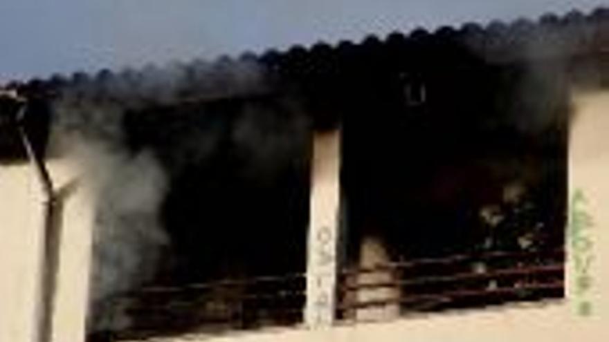 Un incendio destruye una vivienda y obliga a desalojar dos edificios