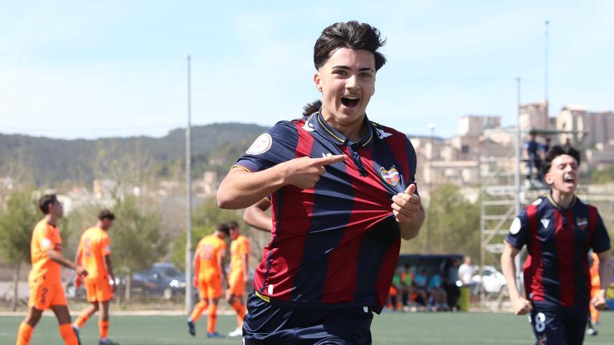 Paco Cortés se señala el escudo mientras celebra un tanto con el Juvenil.