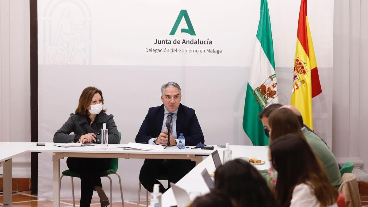 Elías Bendodo y la delegada del Gobierno andaluz en Málaga, Patricia Navarro.