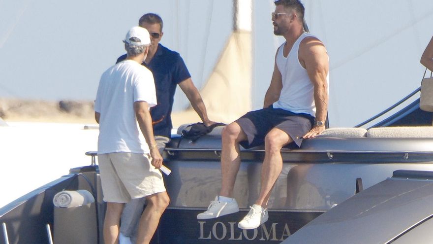 Chris Hemsworth da un descanso al martillo de Thor para celebrar su cumpleaños en un yate en Ibiza