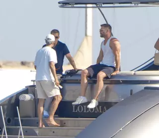 Chris Hemsworth da un descanso al martillo de Thor para celebrar su cumpleaños en un yate en Ibiza