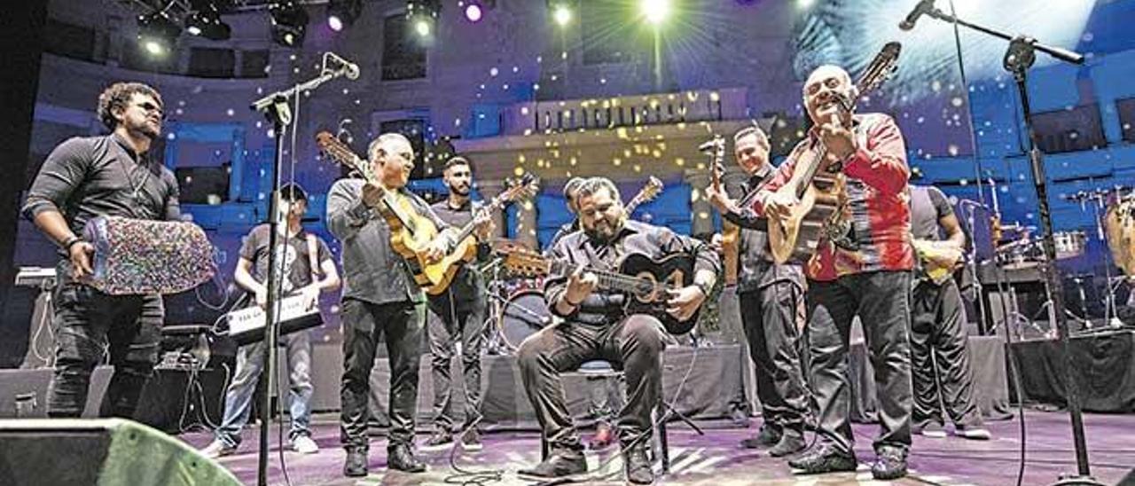 André Reyes, guitarrista a la izquierda, durante una actuación de The Gipsy Kings.