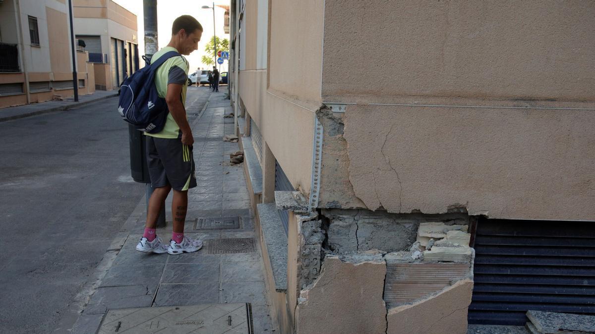 Un hombre observa desperfectos causados en Las Gabias después de los temblores en esta localidad de Granada.