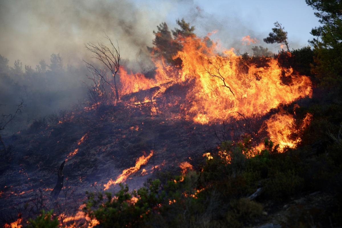 Incendios descontrolados en las islas griegas de Corfú y Rodas