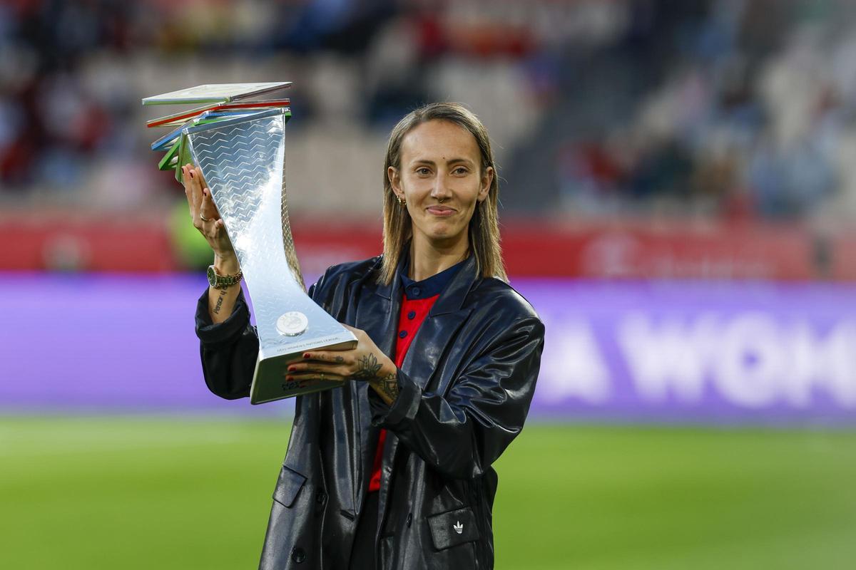 Virgina Torrecilla, retirada recientemente, llevó el trofeo de la Nations League al césped.