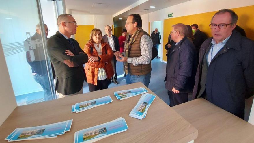 Por la izquierda, el consejero de Salud, Pablo Fernández Muñiz, la alcaldesa de Riosa, Ana Díaz; los médicos Javier Alberdi y Francisco Vigil-Escalera, y el director del área sanitaria IV, José Antonio Vecino.