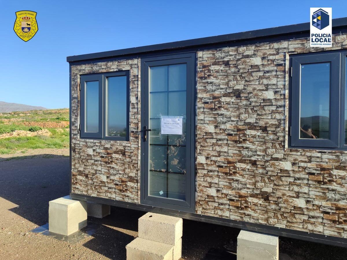 Ni casas de madera, contenedores o estructuras prefabricadas.