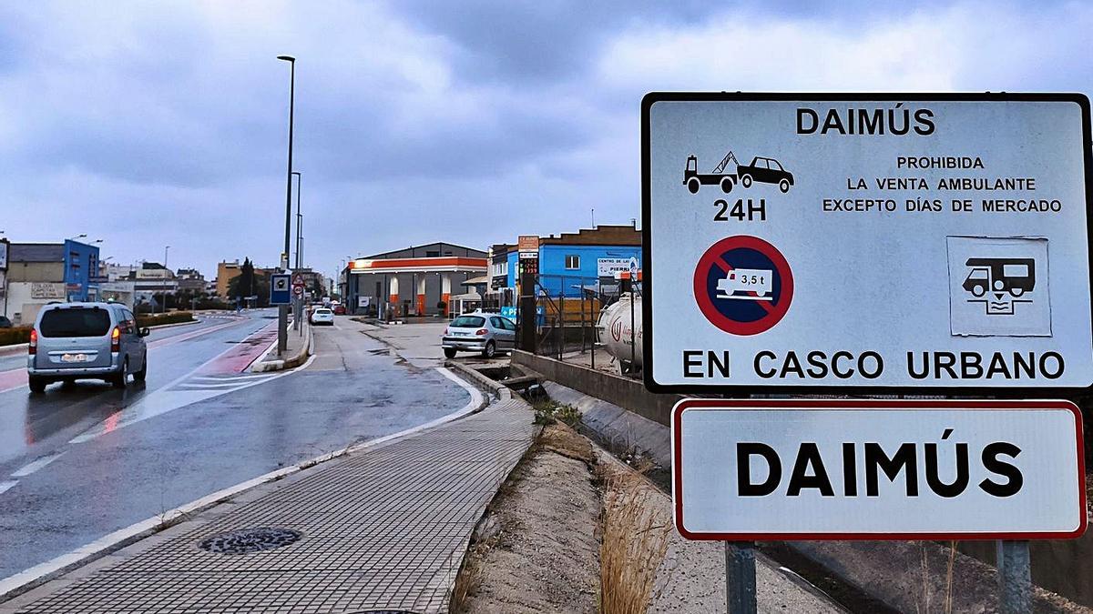La carretera CV-670 que une Gandia con Oliva, a su paso por Daimús, el viernes. | LEVANTE-EMV