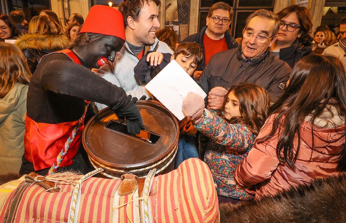 El Embajador Real y la entrega de cartas a las burritas llenan de ilusión las calles de Alcoy
