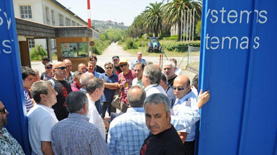 Trabajadores de la antigua fábrica, encerrados. / 13Fotos