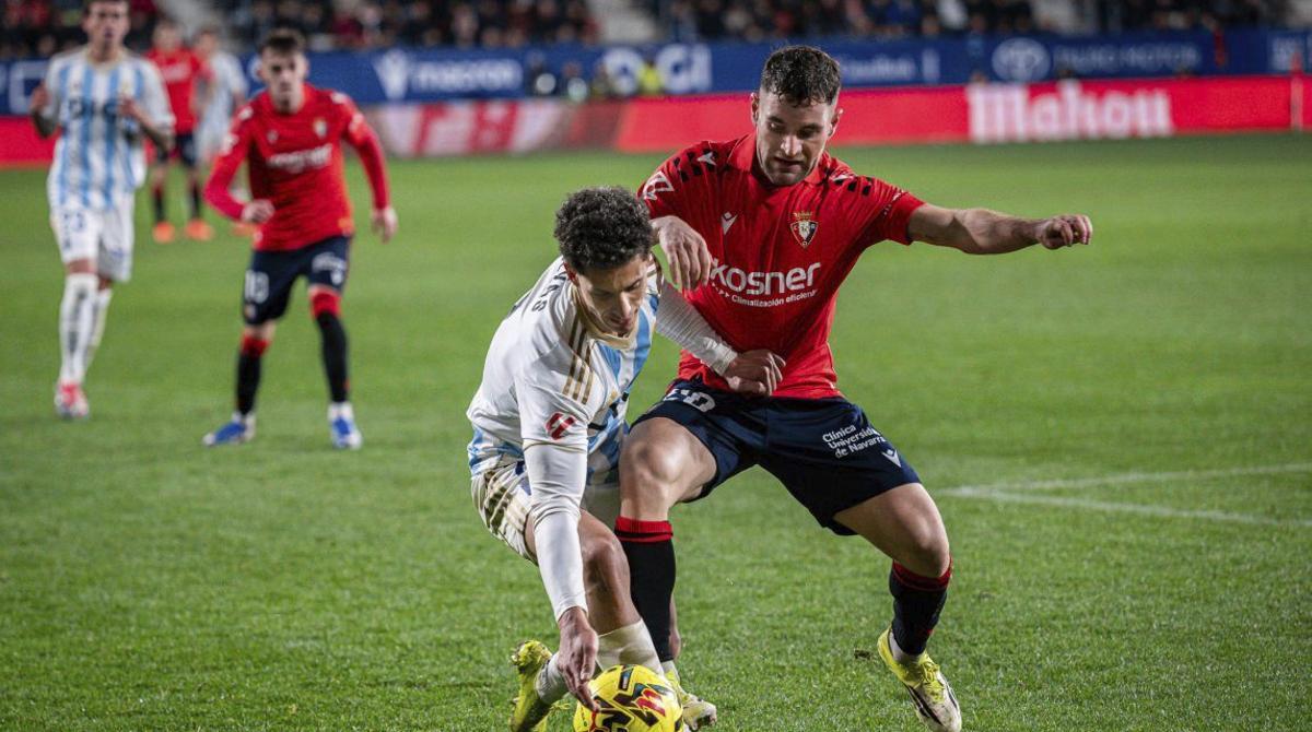 Aarón se lamenta de un gol del Girona, ante Carmo y Sibo. | IRMA COLLÍN / FC9 / EFE
