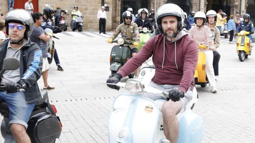 Cerca de 4.000 aficionados a las vespas de todo el mundo se citan en Gijón en 2025