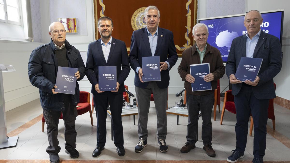 José Segura, Francisco García, Lluís Serra, Carmelo Ramírez y Luis Padilla, ayer, en el rectorado de la ULPGC.